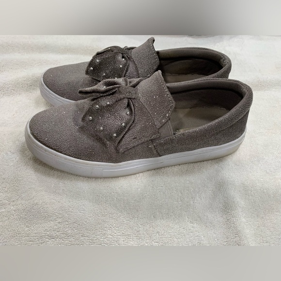 Isaac Mizrahi Live SOHO Velvet Studded Bow Sneaker Taupe size 8M - Picture 1 of 5